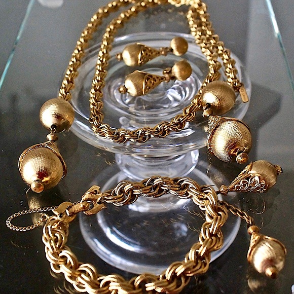 MONET JEWELRY SET NECKLACE BRACELOT EARRINGS GOLD VINTAGE - Picture 2 of 13